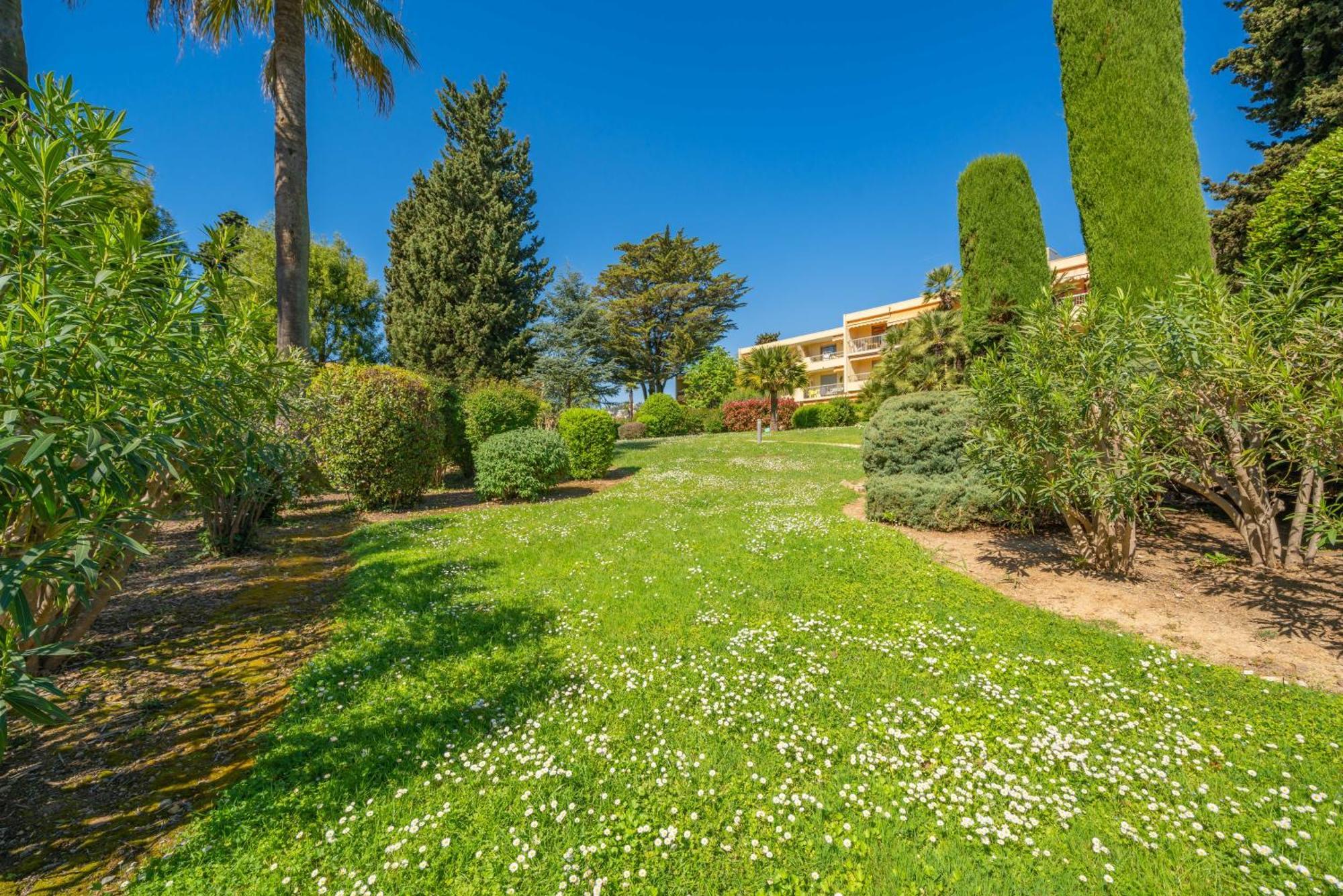 Spacious Apartment At A 5 Min Walk From The Beach Antibes Buitenkant foto